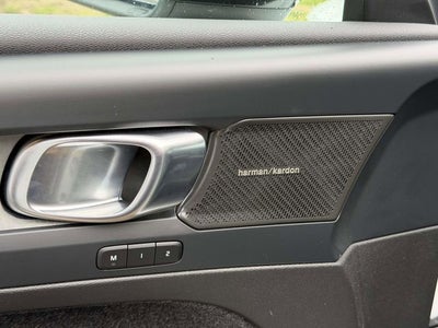 2023 Volvo XC40 B5 Plus Dark Theme