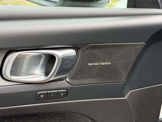 2023 Volvo XC40 B5 Plus Dark Theme