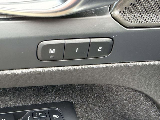 2023 Volvo XC40 B5 Plus Dark Theme