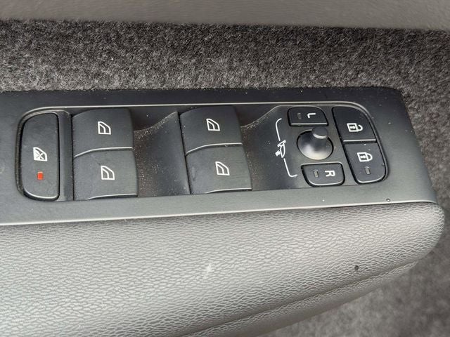 2023 Volvo XC40 B5 Plus Dark Theme