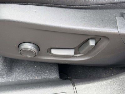 2023 Volvo XC40 B5 Plus Dark Theme