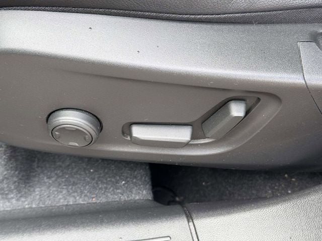 2023 Volvo XC40 B5 Plus Dark Theme