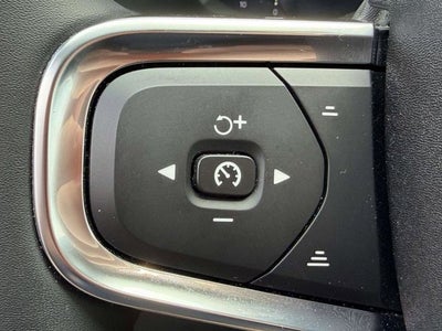 2023 Volvo XC40 B5 Plus Dark Theme