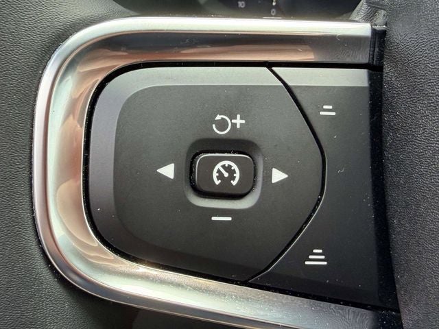 2023 Volvo XC40 B5 Plus Dark Theme