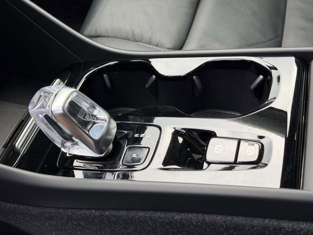 2023 Volvo XC40 B5 Plus Dark Theme