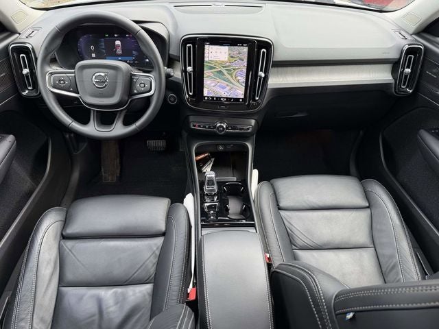 2023 Volvo XC40 B5 Plus Dark Theme