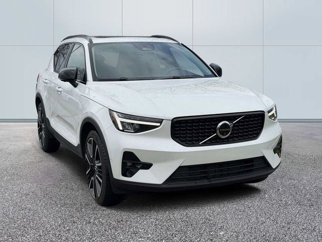 2023 Volvo XC40 B5 Plus Dark Theme