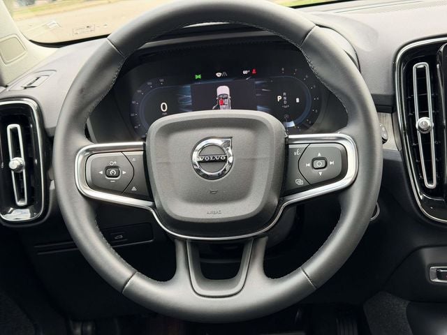 2023 Volvo XC40 B5 Plus Dark Theme