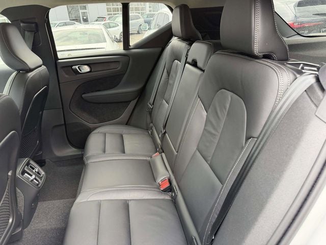 2023 Volvo XC40 B5 Plus Dark Theme