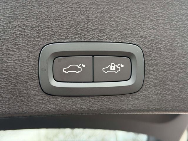 2023 Volvo XC40 B5 Plus Dark Theme