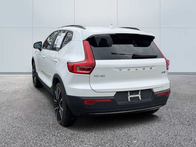 2023 Volvo XC40 B5 Plus Dark Theme