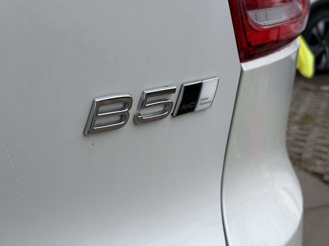 2023 Volvo XC40 B5 Plus Dark Theme