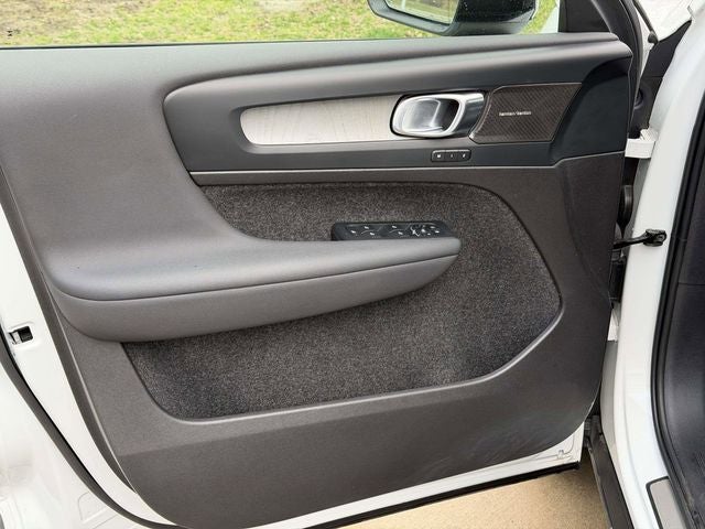 2023 Volvo XC40 B5 Plus Dark Theme