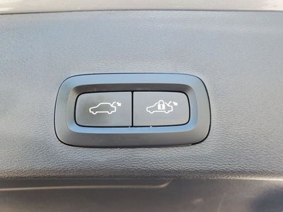 2023 Volvo XC40 B5 Plus Dark Theme