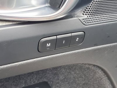 2023 Volvo XC40 B5 Plus Dark Theme