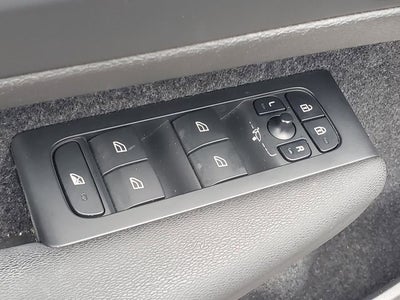 2023 Volvo XC40 B5 Plus Dark Theme