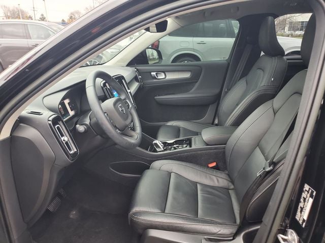 2023 Volvo XC40 B5 Plus Dark Theme