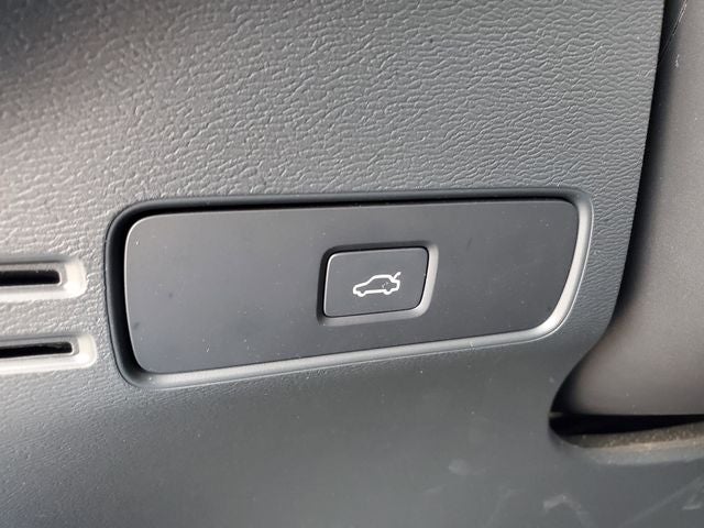 2023 Volvo XC40 B5 Plus Dark Theme