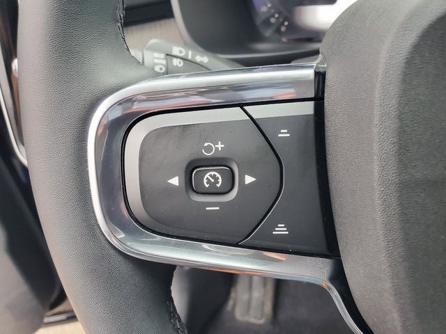 2023 Volvo XC40 B5 Plus Dark Theme