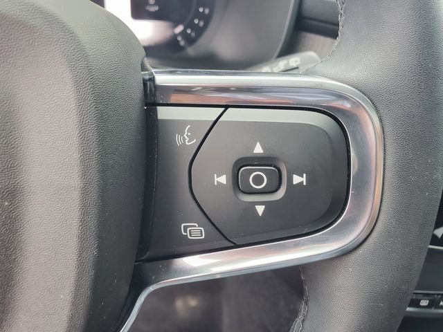 2023 Volvo XC40 B5 Plus Dark Theme