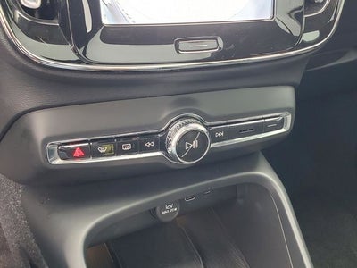 2023 Volvo XC40 B5 Plus Dark Theme