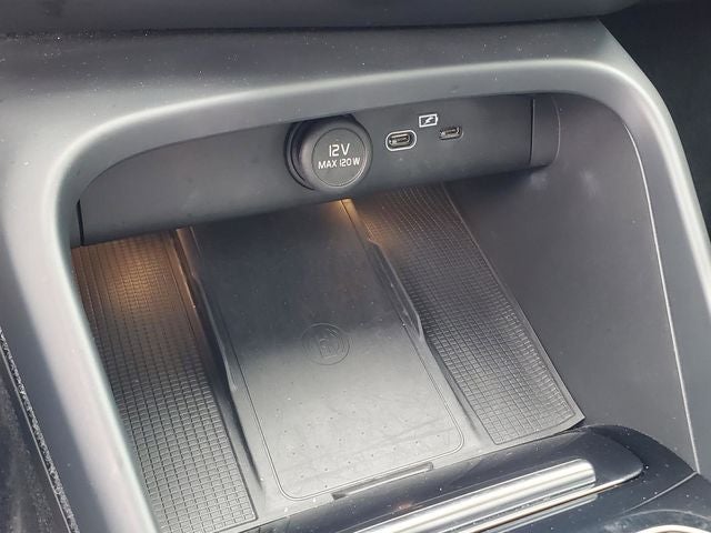 2023 Volvo XC40 B5 Plus Dark Theme