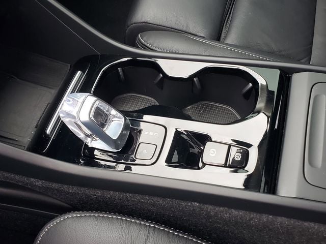 2023 Volvo XC40 B5 Plus Dark Theme