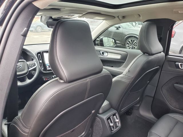 2023 Volvo XC40 B5 Plus Dark Theme