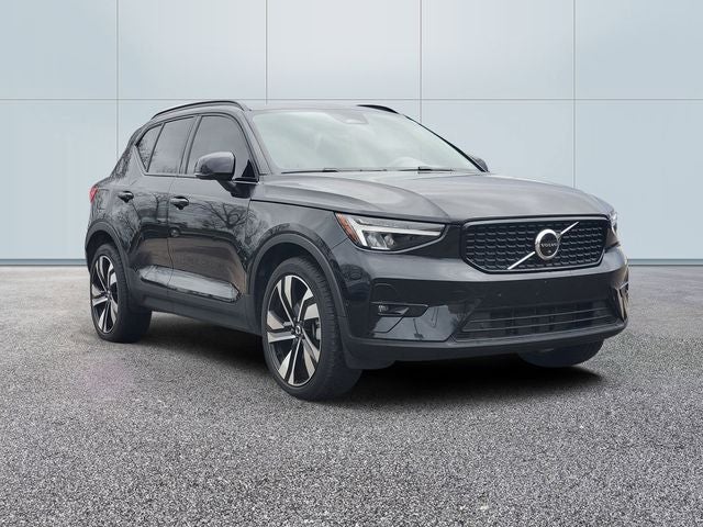 2023 Volvo XC40 B5 Plus Dark Theme