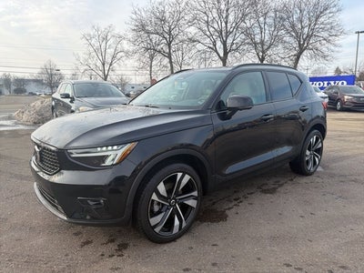 2023 Volvo XC40 B5 Plus Dark Theme