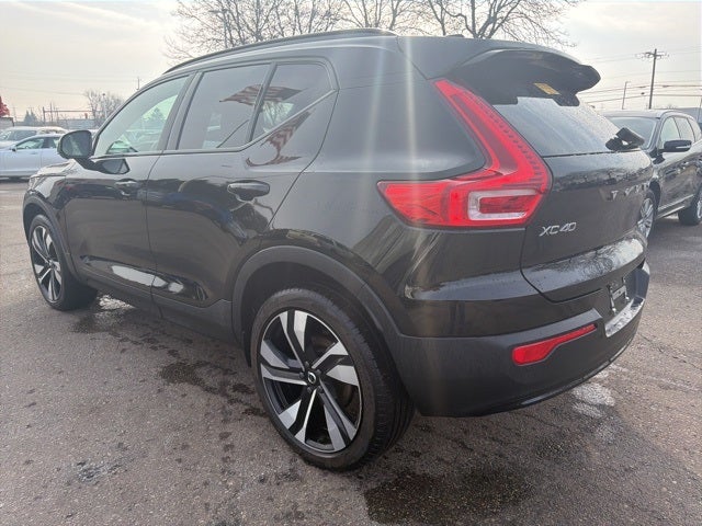 2023 Volvo XC40 B5 Plus Dark Theme
