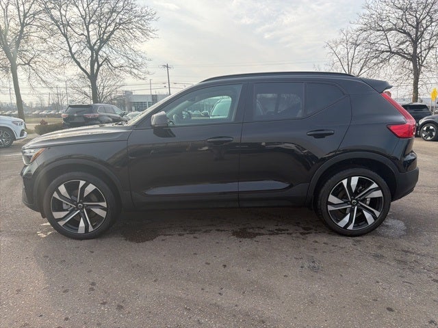 2023 Volvo XC40 B5 Plus Dark Theme