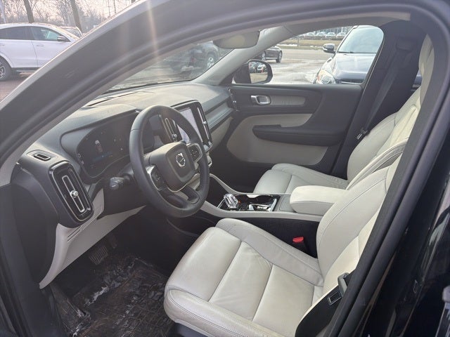 2023 Volvo XC40 B5 Plus Dark Theme