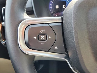 2023 Volvo XC40 B5 Plus Dark Theme