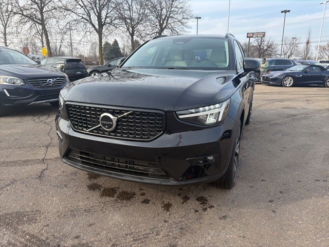 2023 Volvo XC40 B5 Plus Dark Theme