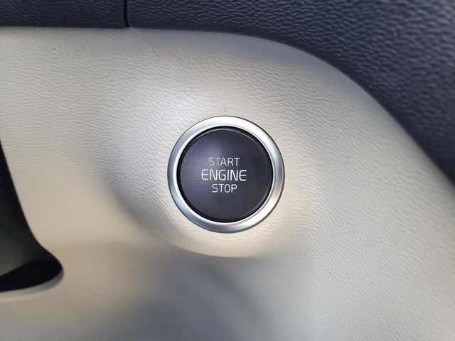 2023 Volvo XC40 B5 Plus Dark Theme