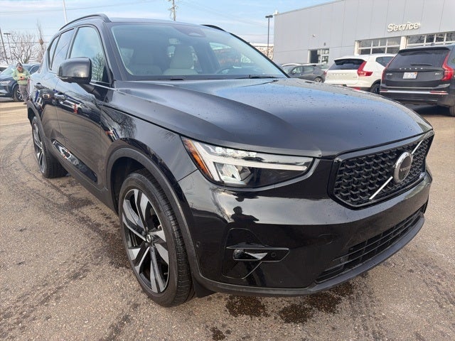 2023 Volvo XC40 B5 Plus Dark Theme