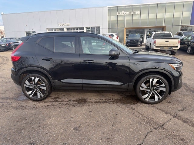 2023 Volvo XC40 B5 Plus Dark Theme