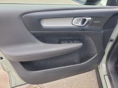 2023 Volvo XC40 B5 Plus Dark Theme