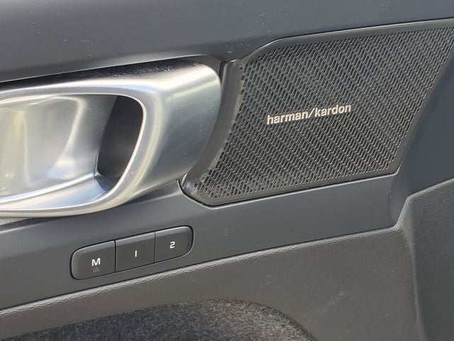 2023 Volvo XC40 B5 Plus Dark Theme