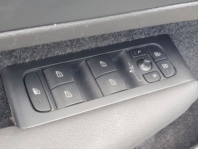 2023 Volvo XC40 B5 Plus Dark Theme