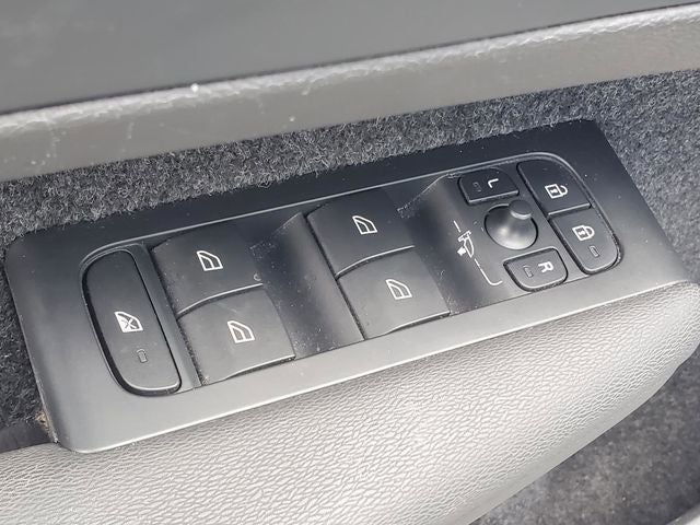 2023 Volvo XC40 B5 Plus Dark Theme