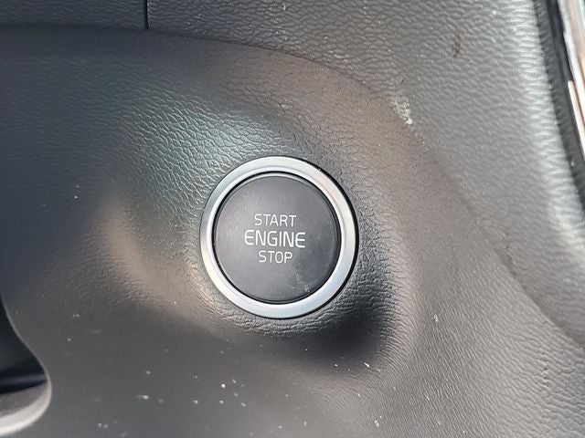 2023 Volvo XC40 B5 Plus Dark Theme