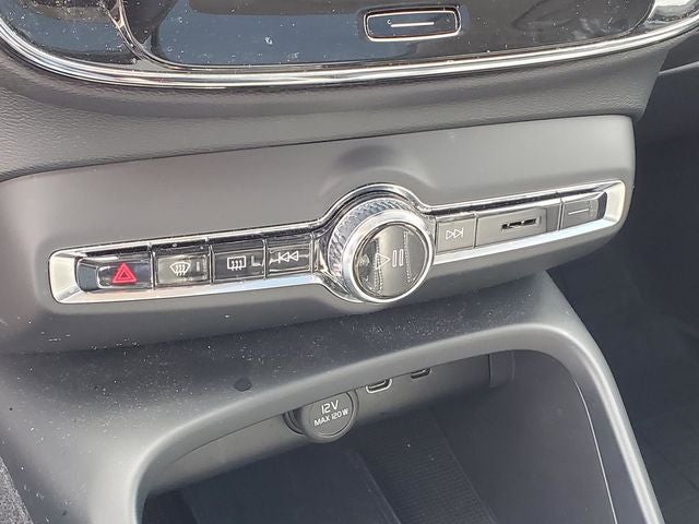 2023 Volvo XC40 B5 Plus Dark Theme