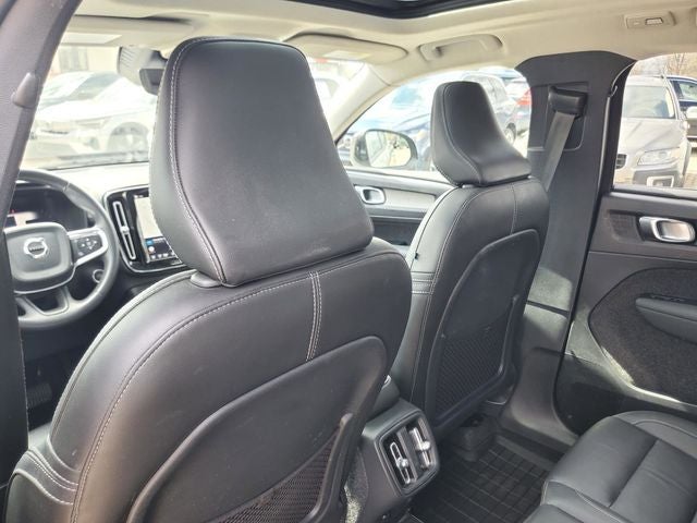 2023 Volvo XC40 B5 Plus Dark Theme