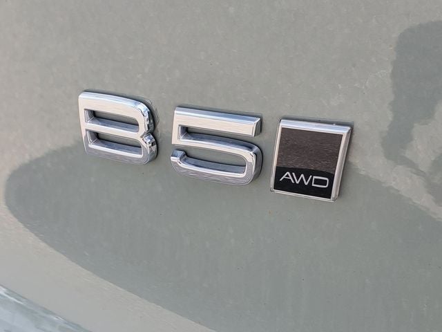 2023 Volvo XC40 B5 Plus Dark Theme