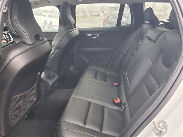 2025 Volvo V60 Cross Country B5 Plus