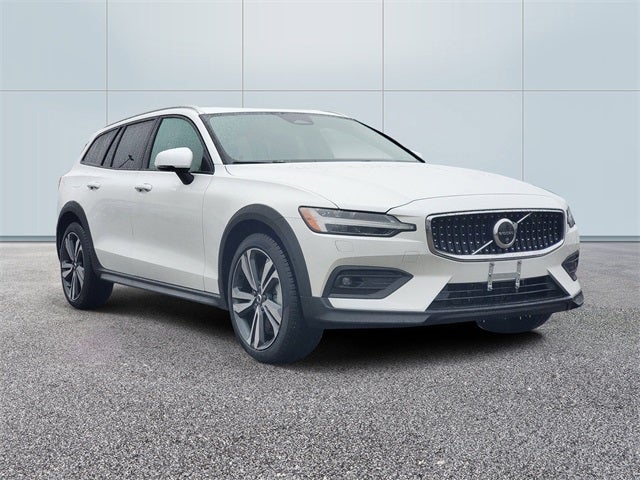 2025 Volvo V60 Cross Country B5 Plus