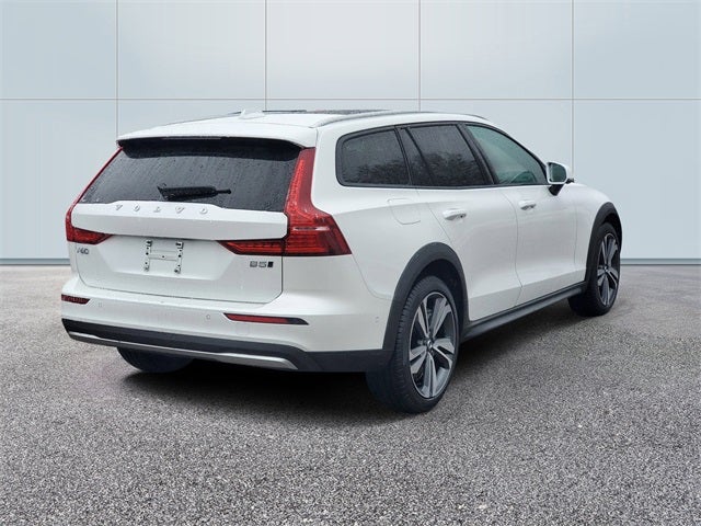 2025 Volvo V60 Cross Country B5 Plus
