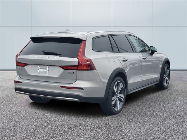 2025 Volvo V60 Cross Country B5 Plus